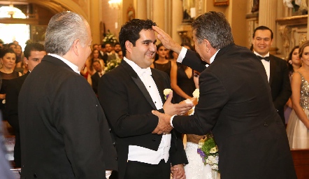  Rodrigo Poumian y Ana Paty Meade recibiendo la bendición de José Alberto Meade.