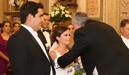  Rodrigo Poumian y Ana Paty Meade recibiendo la bendición de Fulvio Poumian.