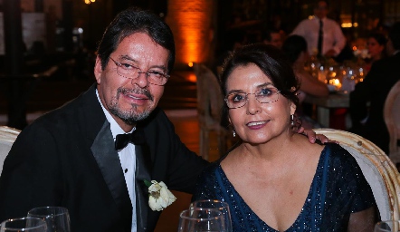  Gerardo Rodríguez y Mirna Maldonado, papás de la novia.