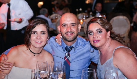  Ileana Estrada, Alejandro Leal y Daniela Minondo.