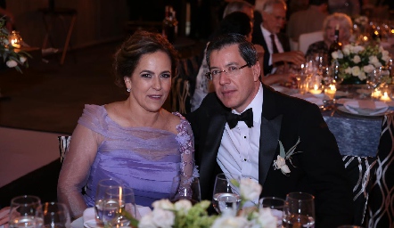 Mireya Martínez y Alejandro Pérez, papás de la novia.