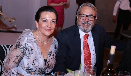 Claudia Gloria Mayoral y Manuel Medellín.