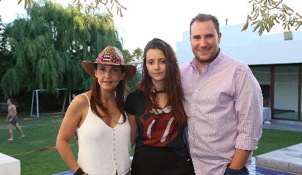  Cristina Villalobos, Cristy y Luis Nava.