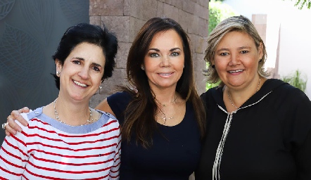 Martha Eugui, Elsa Tamez y Aurora García.