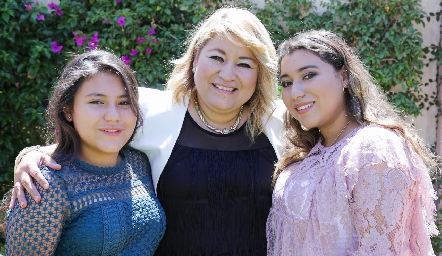  Heidi Ruiz de Ramírez con sus hijas Ximena y Victoria.