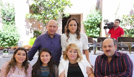  Agustín Ramírez, Pilar Monreal, Victoria y Ximena Ramírez, Heidi Ruiz y Jaime Ramírez.