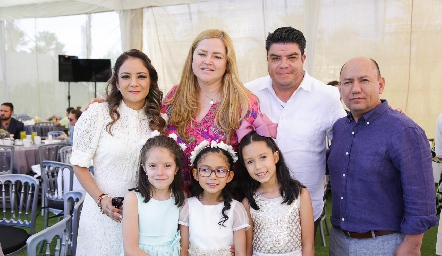  Pilar, Valentina y Agustín Ramírez con la familia Urbina.