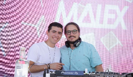  Javier Hernández con el DJ.