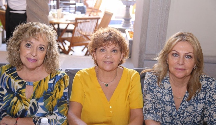  Felicia de Alarcón, María Eugenia Díaz y Tere Ocaña.