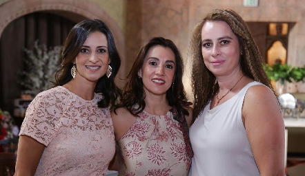  Mónica, Vanessa y Meritchell Galarza.