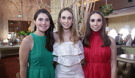  María Fernanda con sus hermanas.
