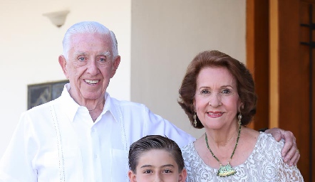  Diego con sus abuelos Manuel y Licha Carreras.
