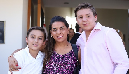  Maribel Torres de Payán con sus hijos Arturo y Moi Payán.