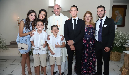  Mau y Diego con sus padrinos y el padre.