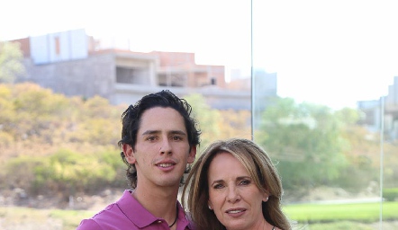  Fernando con su mamá Lupita Pereda.