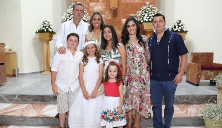  Michelle Heinze Zarur con sus papás Emilio Heinze y Michelle Zarur, sus hermanos Emilio y Mariaemilia, sus padrinos Yamel Cano, Nayeli Zarur y Óscar Luna.