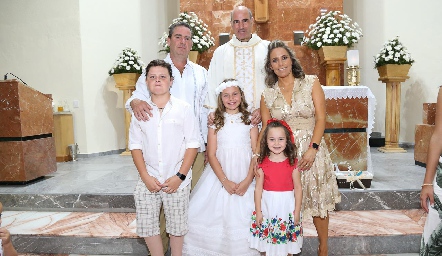 Familia Heinze Zarur con el Sacerdote.