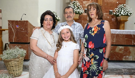  Michelle con sus abuelos.