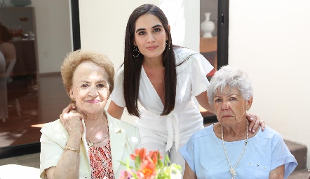  Armida de César, Mariana Rodríguez y Amelia Iguera.