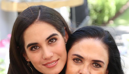 Mariana Rodríguez y Julia Marín.