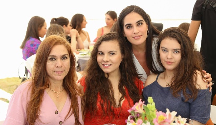  Mariza Iga, Dafne Iga, Mariana Rodríguez y Daniela Iga.