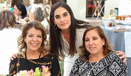  Cecilia Macías, Mariana Rodríguez y Adriana Enríquez.