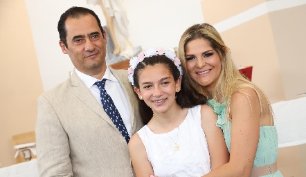 Mariem con sus papás Guillermo Abud y Victoria Canseco.