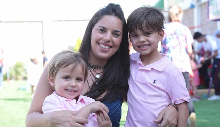  Diego y Rodrigo con su mamá, Daniela Treviño.
