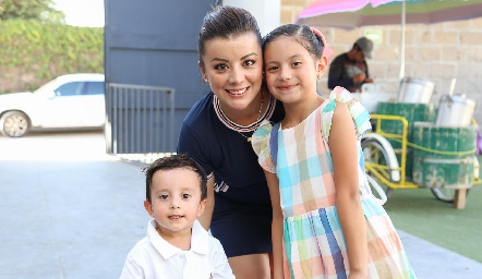  Elvia Hernandez con Leonardo y María Isabel .