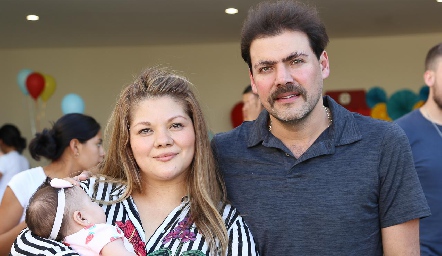  Pamela Velázquez y Miguel Hugo Vidal con Isa.