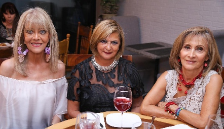  Chayo Ortuño, Consuelo Mercado y Esther Darbel.