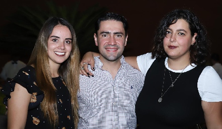  Paola Gallegos, Francisco Cabral y Daniela González.