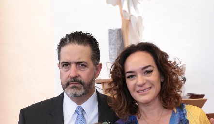  David Castro y Julieta Morales de Castro con su hija Martina.