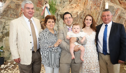 Federico con sus papás y abuelos.