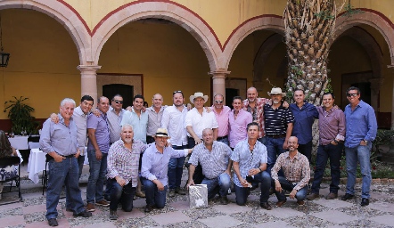  Toño Lozano con sus mejores amigos.