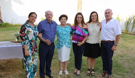  Tomás Alcalde y Tití Nava de Alcalde con sus hijos, Cristina, Rocío, Verónica y Tomás Alcalde Nava.