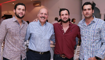  Pepe Iga con sus hijos Jorge, Mauricio y José.