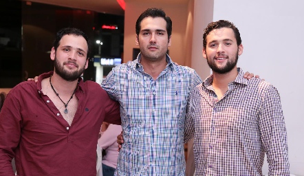José con sus hermanos Mauricio y Jorge Iga César.