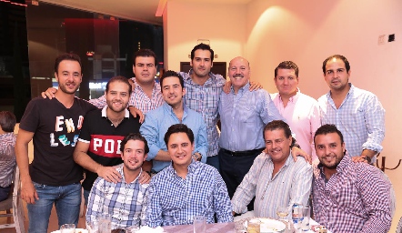  José con sus amigos.