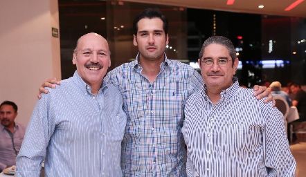 José Iga con su papá José Iga y su suegro Humberto Rodríguez.