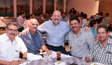  José Iga con sus amigos.