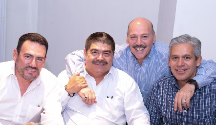  José Iga con sus amigos.