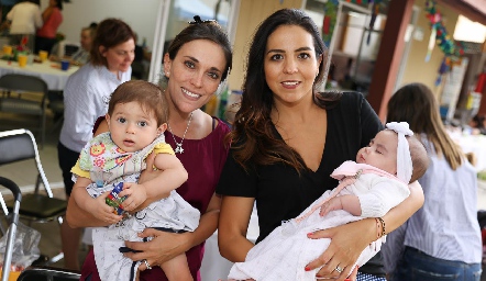  Daniela Llano y Fernanda Castillo con sus peques.