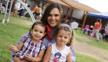  Ale Díaz de León con las peques Ale y Lucía.