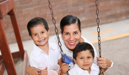  Maribel con sus peques Marcelo y Diego.