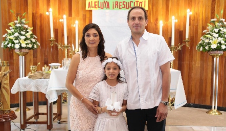  Nuria con sus papás, Yayis González y Manuel Abad.