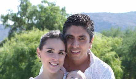  Edgardo González y Ana Palau con su hijo Matías.