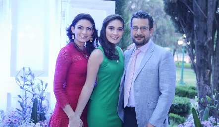 Sofi Mendoza Cabrera con sus papás.