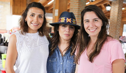  Carla Palacios, Marina y Liza Cárdenas.