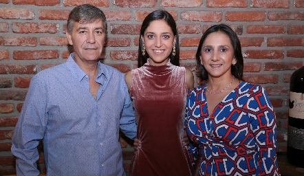  María José con sus papás, Gilberto Alonso y Edda Gocher.